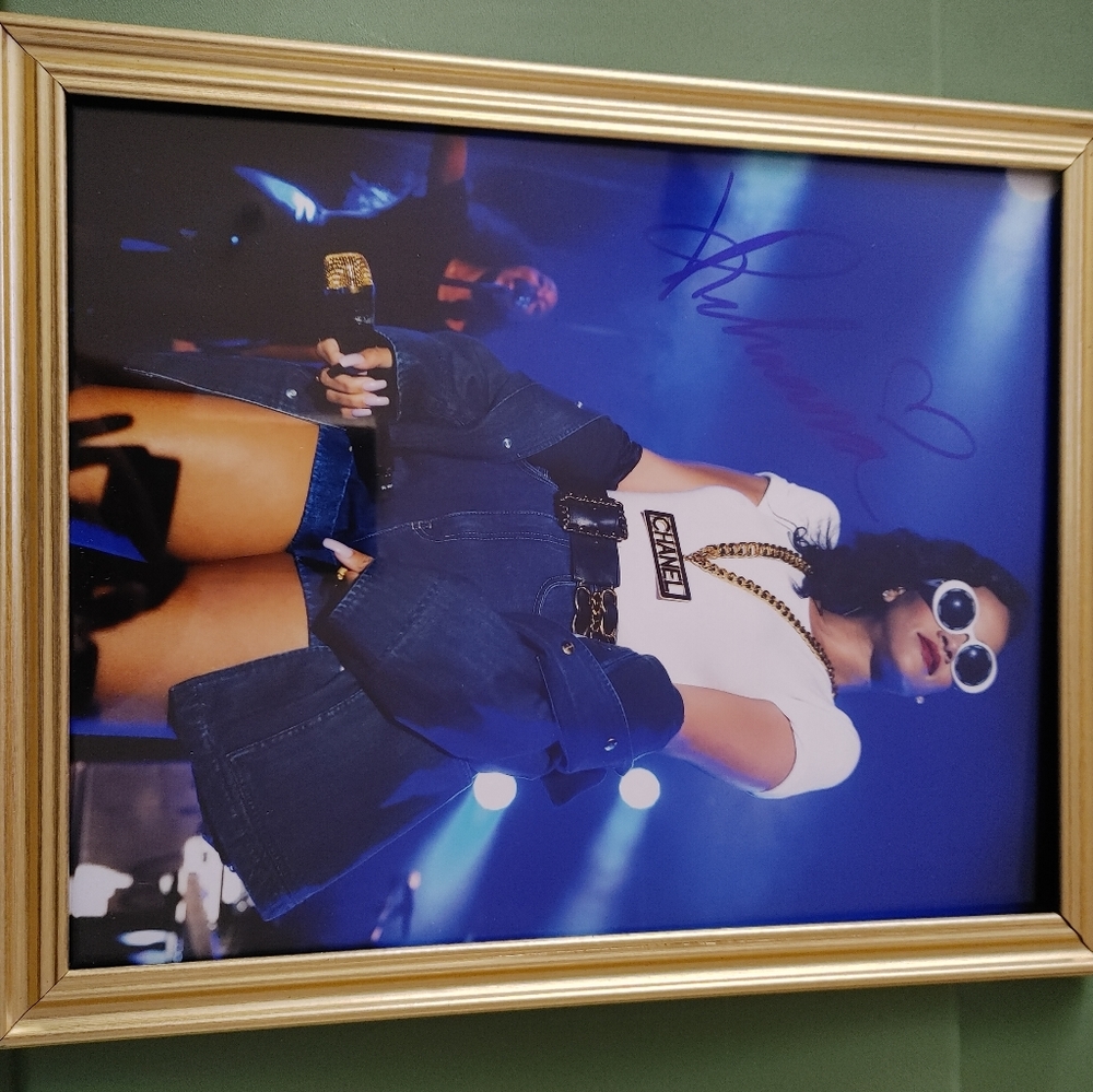 Hand signed of Rihanna